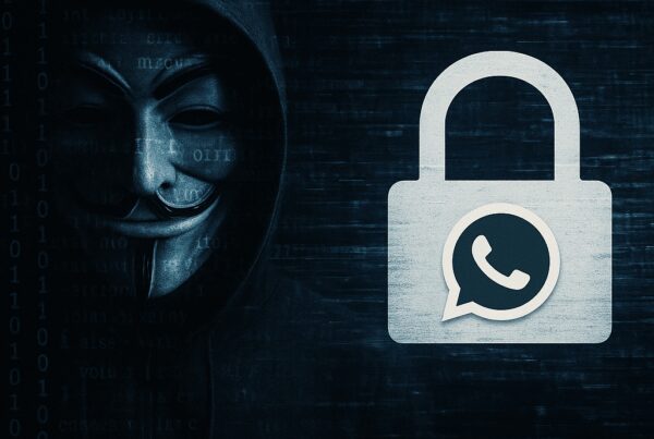 Eine mysteriöse Gestalt mit einer Kapuzenjacke und einem Vorhängeschlosssymbol mit dem Symbol einer Messaging-App betont die Cybersicherheit.