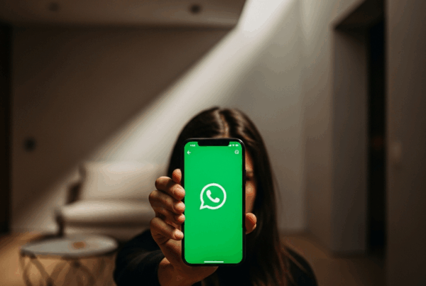- en la Generación de una imagen de una persona escondida detrás de un teléfono inteligente con WhatsApp abierto en una habitación moderna